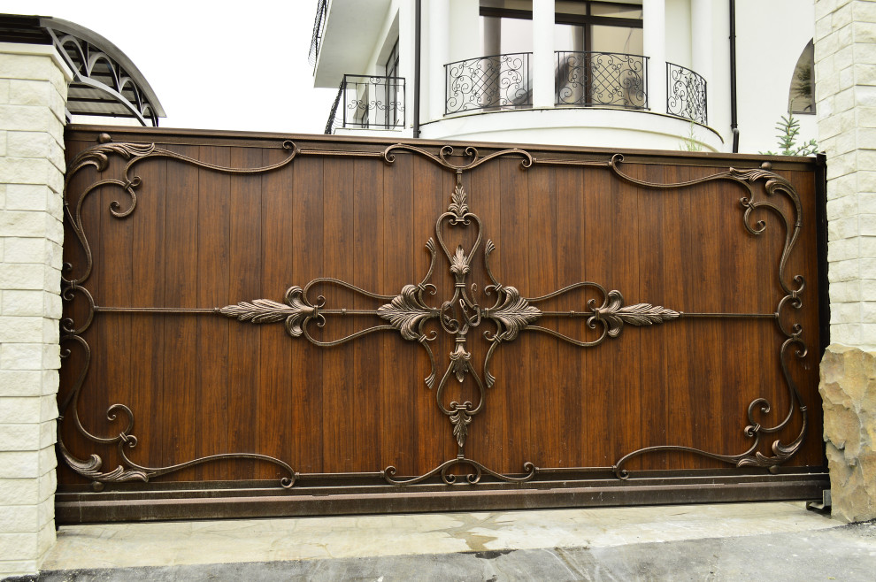 Ворота и калитка скованым накладным орнаментом