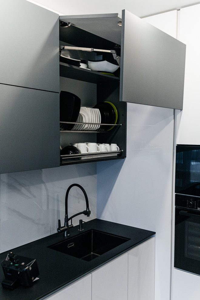 Угловая кухня с фасадами Fenix