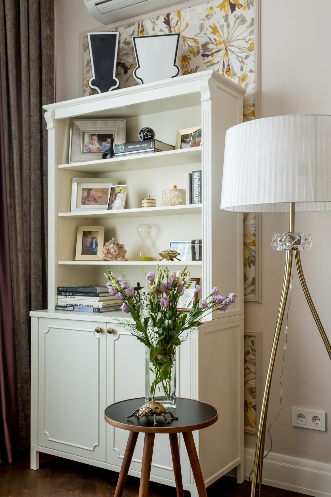 Белое, черное и яркие тона - реализованный проект квартиры в Москве.