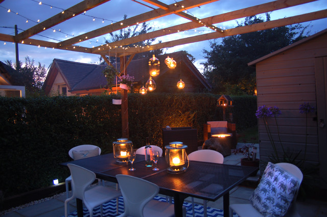 Inside/outside patio space contemporary-courtyard
