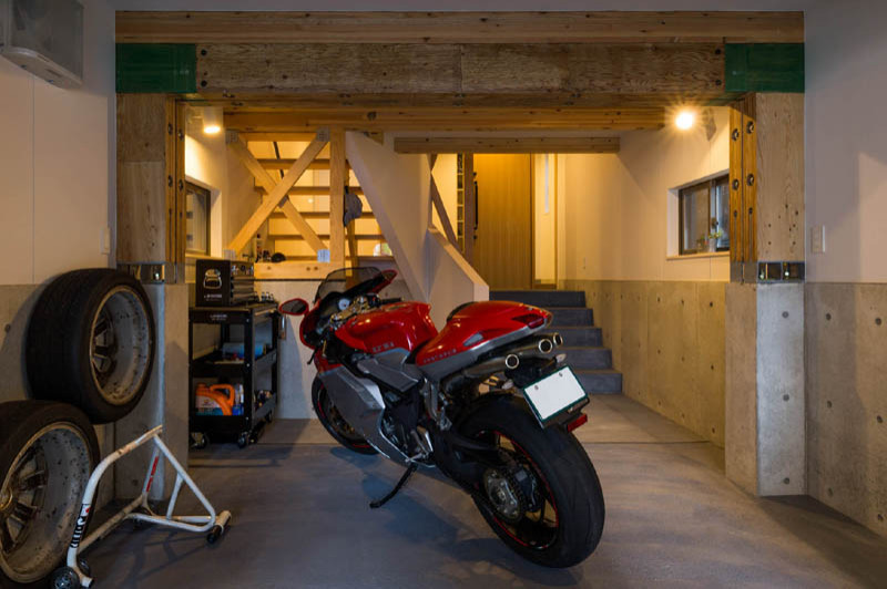Cette image montre un petit garage pour une voiture attenant minimaliste avec un bureau, studio ou atelier.
