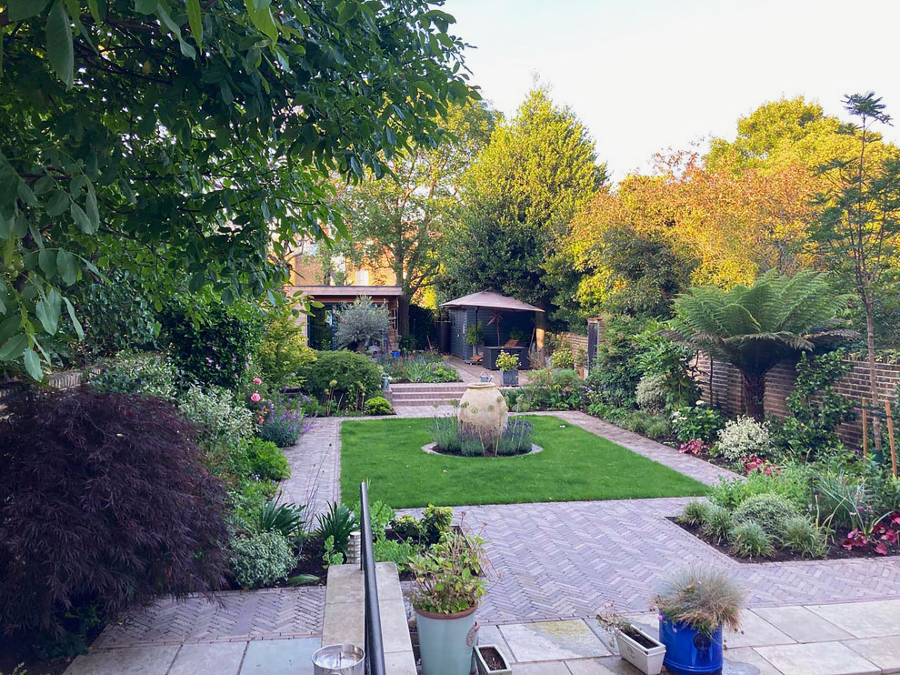 Modelo de jardín clásico grande en verano en patio trasero con exposición total al sol