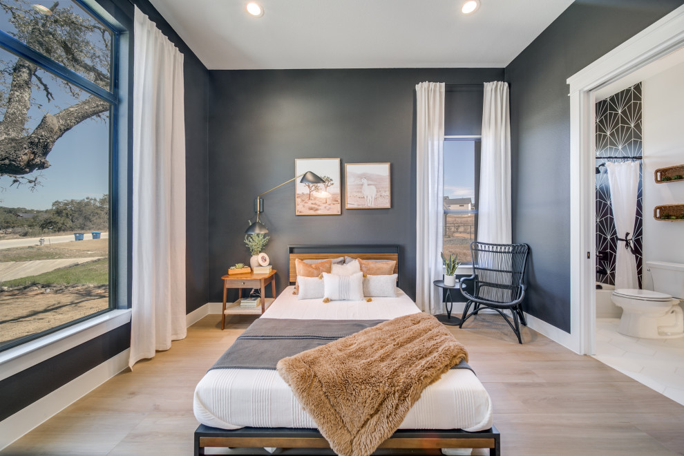 Пример оригинального дизайна: гостевая спальня среднего размера, (комната для гостей) в стиле ретро с черными стенами и полом из керамогранита