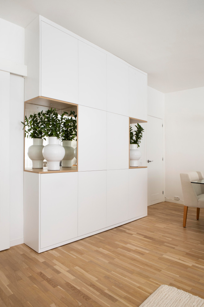 Идея дизайна: гостиная-столовая в современном стиле с белыми стенами и светлым паркетным полом