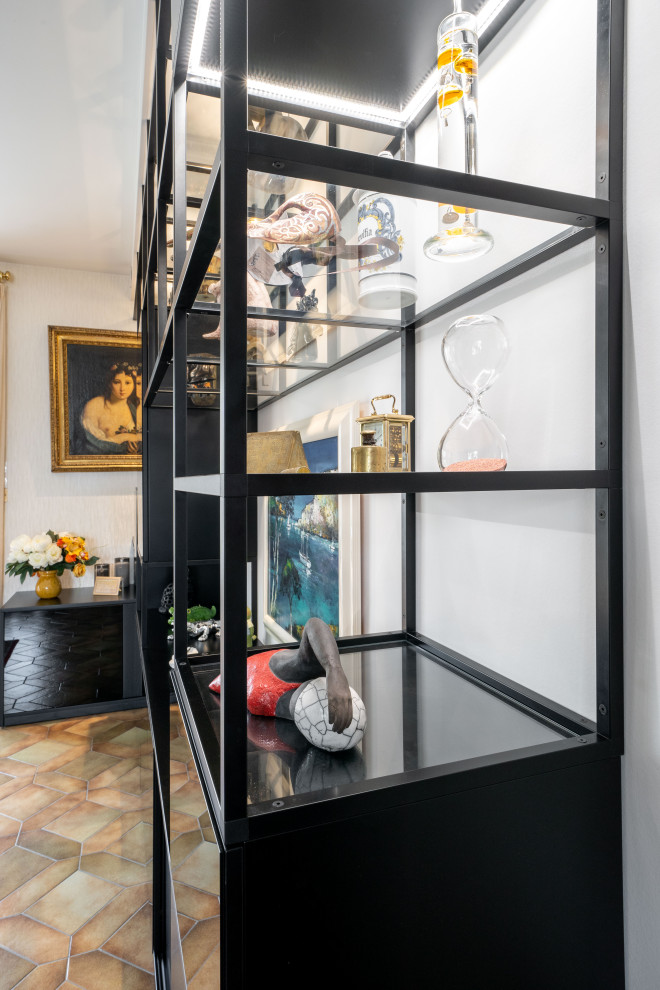 Mittelgroße, Offene Klassische Bibliothek mit schwarzer Wandfarbe und Eck-TV in Paris