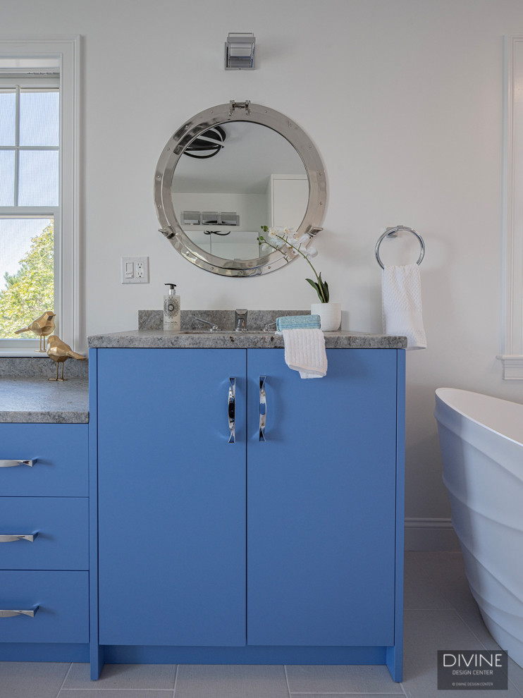 Свежая идея для дизайна: огромная ванная комната в стиле неоклассика (современная классика) с стеклянными фасадами, синими фасадами, отдельно стоящей ванной, угловым душем, синей плиткой, синими стенами, полом из керамической плитки, белым полом, душем с распашными дверями, сиденьем для душа и тумбой под две раковины - отличное фото интерьера