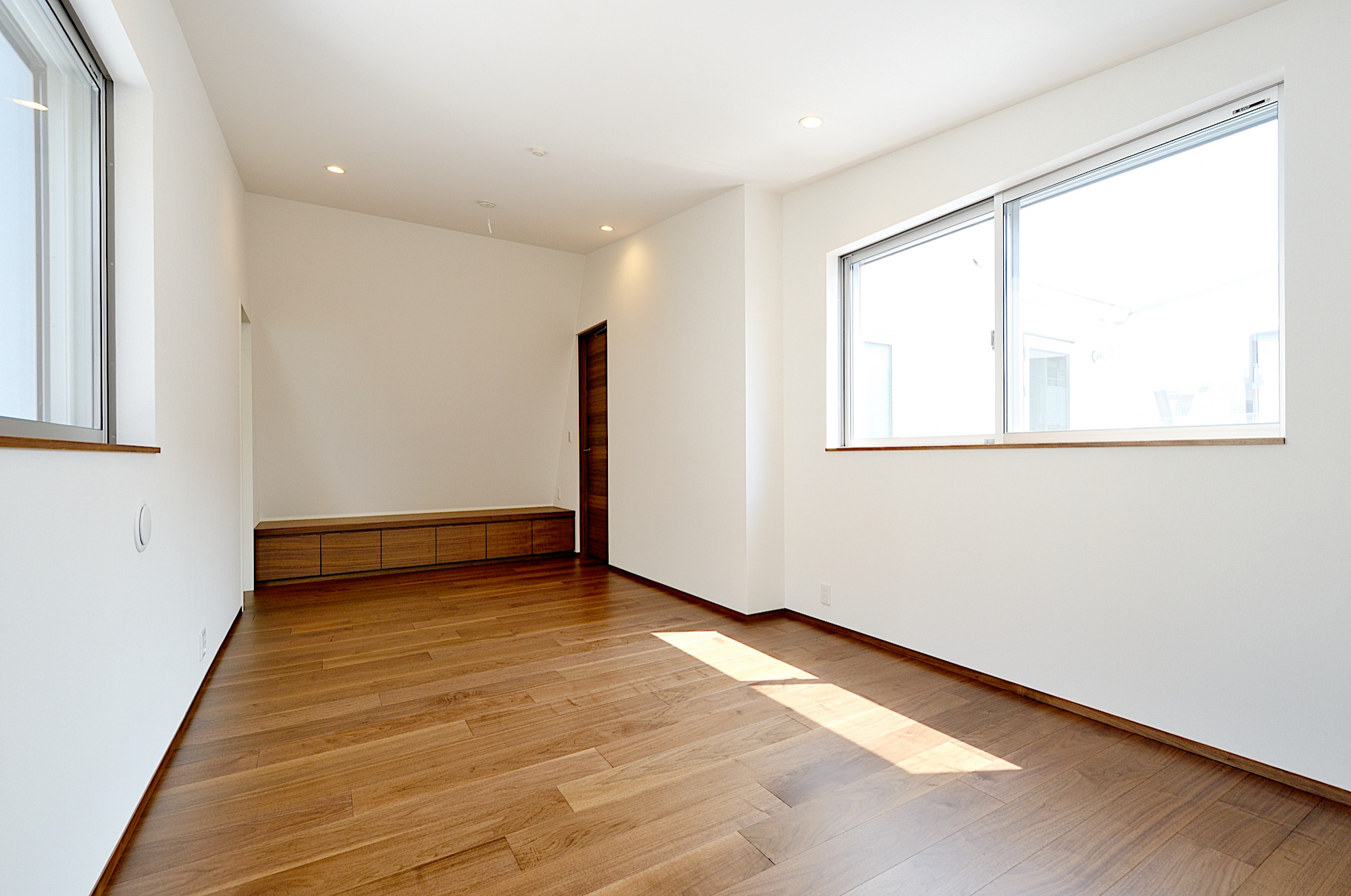 ２つの中庭を見渡す　HNS-House
