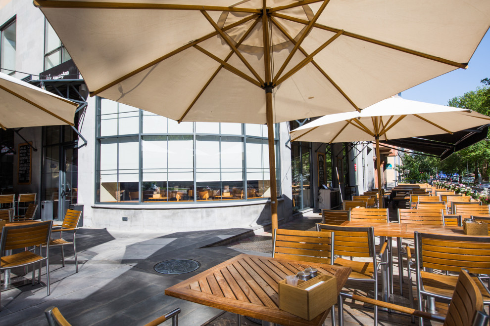 Оформление экстерьера большого пространства вокруг пивного ресторана ДАРГЕТ