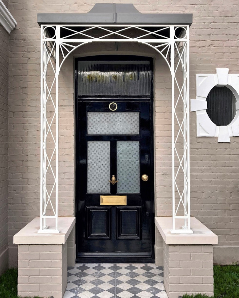 Imagen de entrada clásica pequeña con paredes beige, suelo de baldosas de cerámica, puerta simple y puerta negra