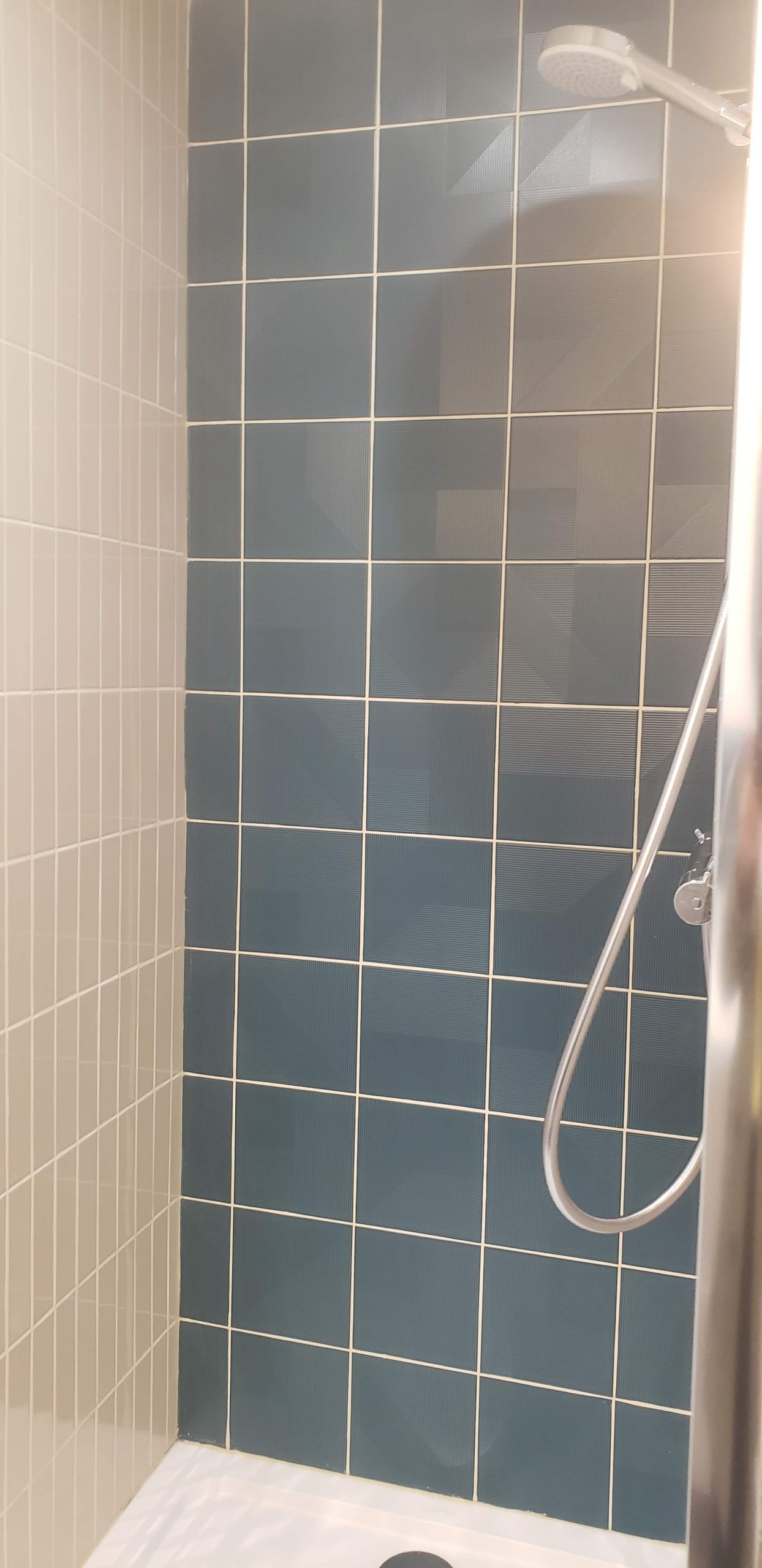 Nouvelle douche avec grand bac, carrelage mural vert et sable