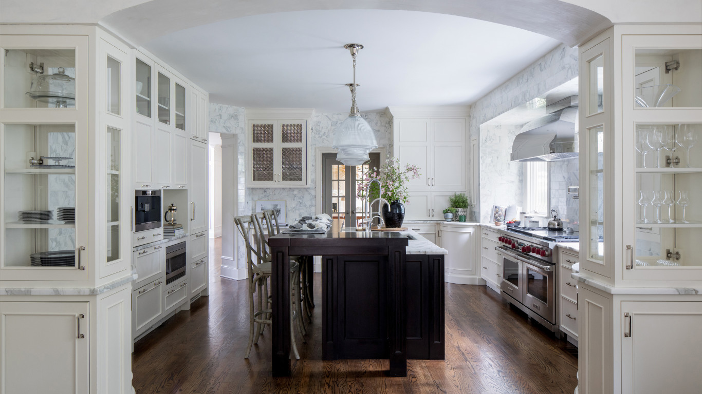 Example of a transitional kitchen design