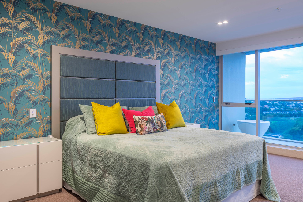 Großes Modernes Hauptschlafzimmer mit grauer Wandfarbe, Teppichboden, rosa Boden und Tapetenwänden in Auckland