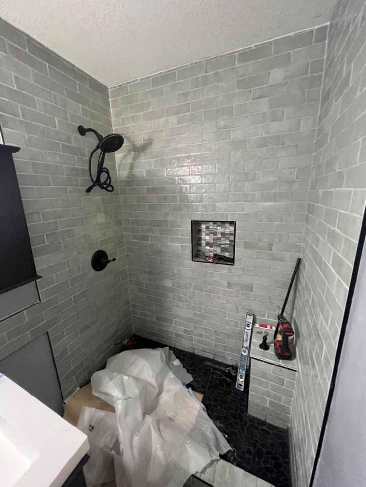 Idéer för att renovera ett litet funkis badrum för barn, med ett platsbyggt badkar, en öppen dusch, grå kakel, tunnelbanekakel, marmorgolv, granitbänkskiva, svart golv och dusch med skjutdörr