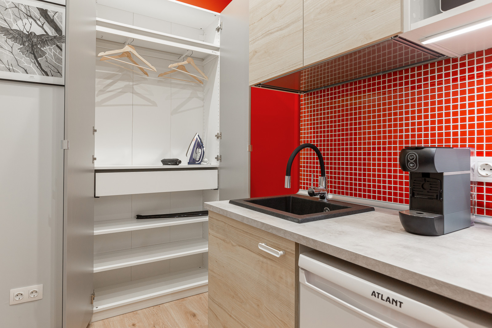 Студия с красными акцентами