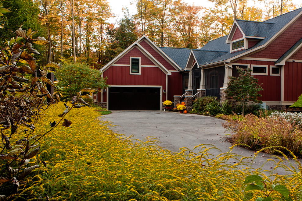 Design ideas for a country front yard driveway for fall in Grand Rapids.