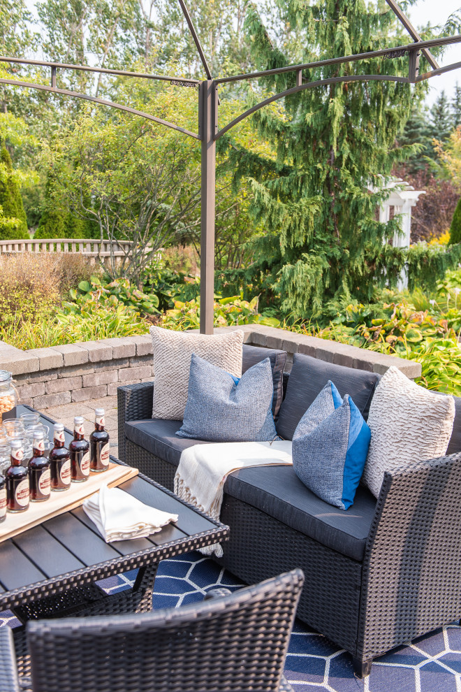 Inspiration for a transitional home design remodel in Toronto