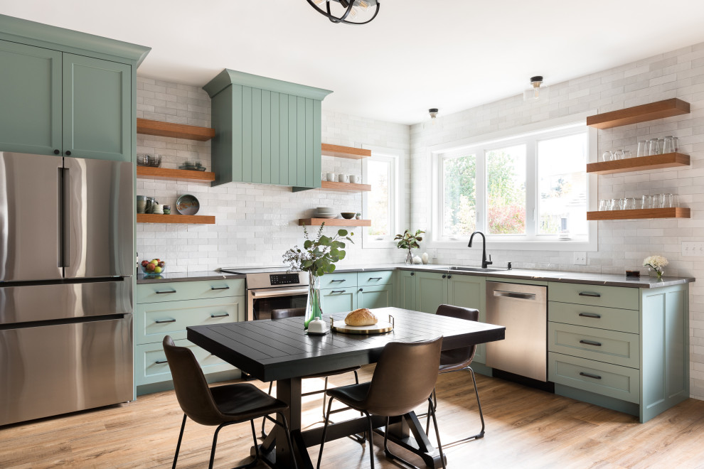 Landhausstil Küche mit Quarzwerkstein-Arbeitsplatte, Küchenrückwand in Weiß, Vinylboden und grauer Arbeitsplatte in Salt Lake City