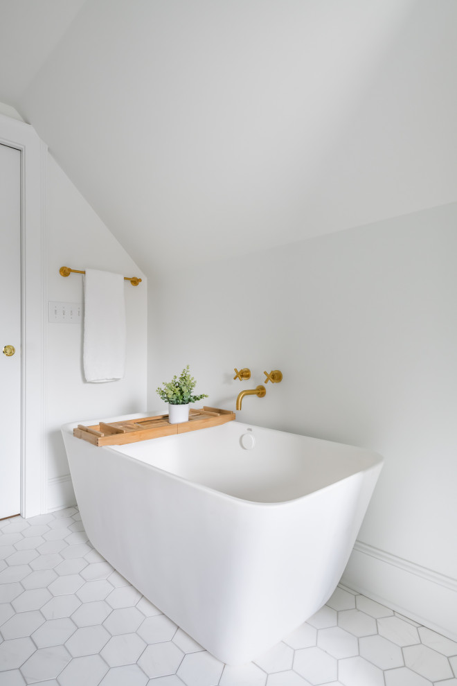 Источник вдохновения для домашнего уюта: большая главная ванная комната в современном стиле с плоскими фасадами, светлыми деревянными фасадами, отдельно стоящей ванной, открытым душем, инсталляцией, черной плиткой, плиткой из травертина, белыми стенами, мраморным полом, настольной раковиной, мраморной столешницей, серым полом, душем с распашными дверями, белой столешницей, сиденьем для душа, тумбой под две раковины и подвесной тумбой