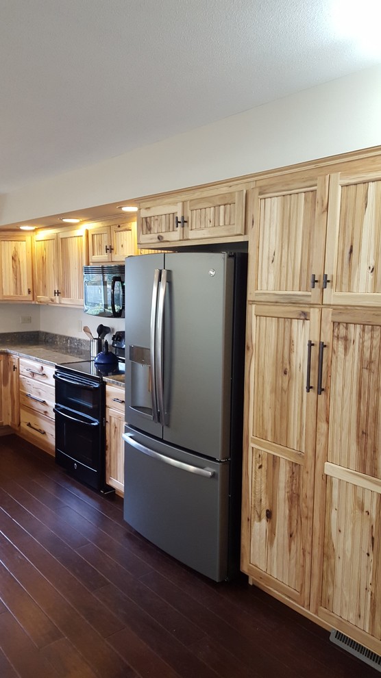 Eat-in kitchen - u-shaped dark wood floor eat-in kitchen idea with an undermount sink, stainless steel appliances and a peninsula