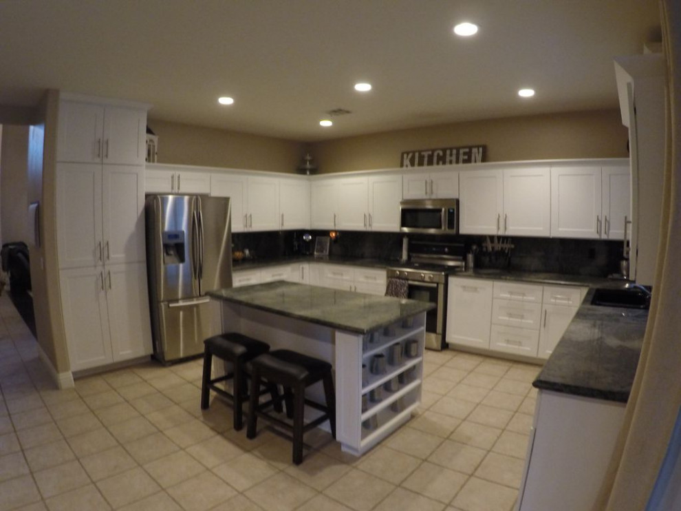 Transitional home design photo in Las Vegas