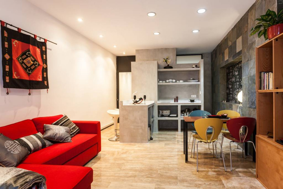 Diseño de sala de estar tipo loft contemporánea pequeña sin chimenea y televisor con paredes blancas, suelo de mármol, suelo marrón y panelado