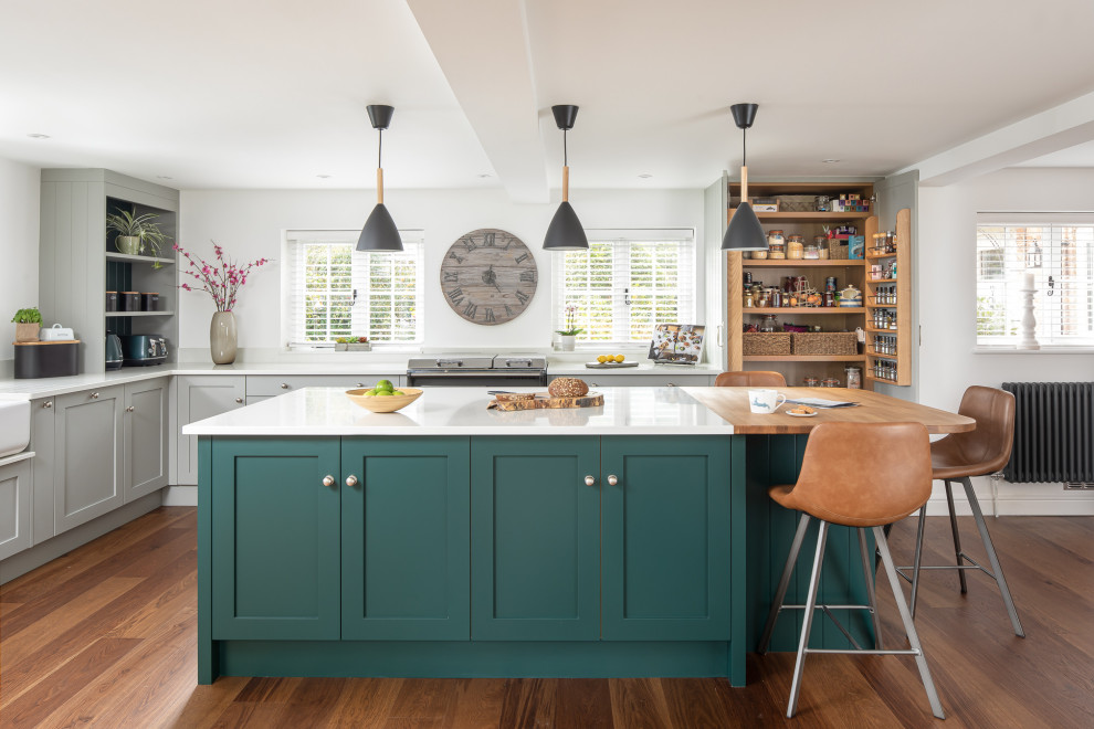 Offene, Große Landhaus Küche in L-Form mit flächenbündigen Schrankfronten, grünen Schränken, Kücheninsel und weißer Arbeitsplatte in Berkshire