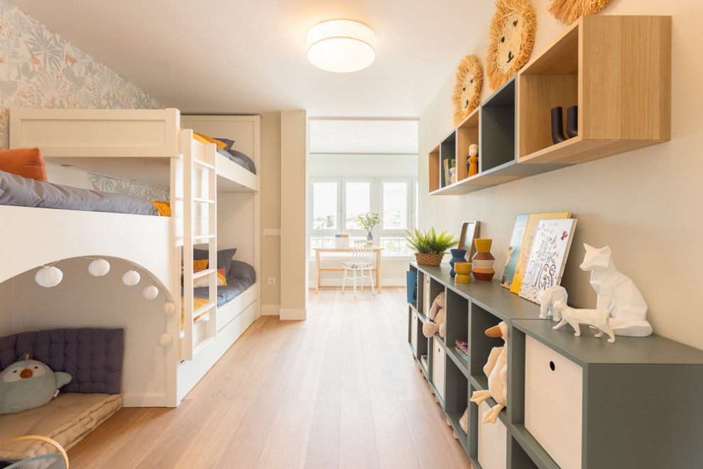 Ejemplo de dormitorio infantil de 4 a 10 años tradicional renovado grande con paredes azules y suelo de baldosas de cerámica