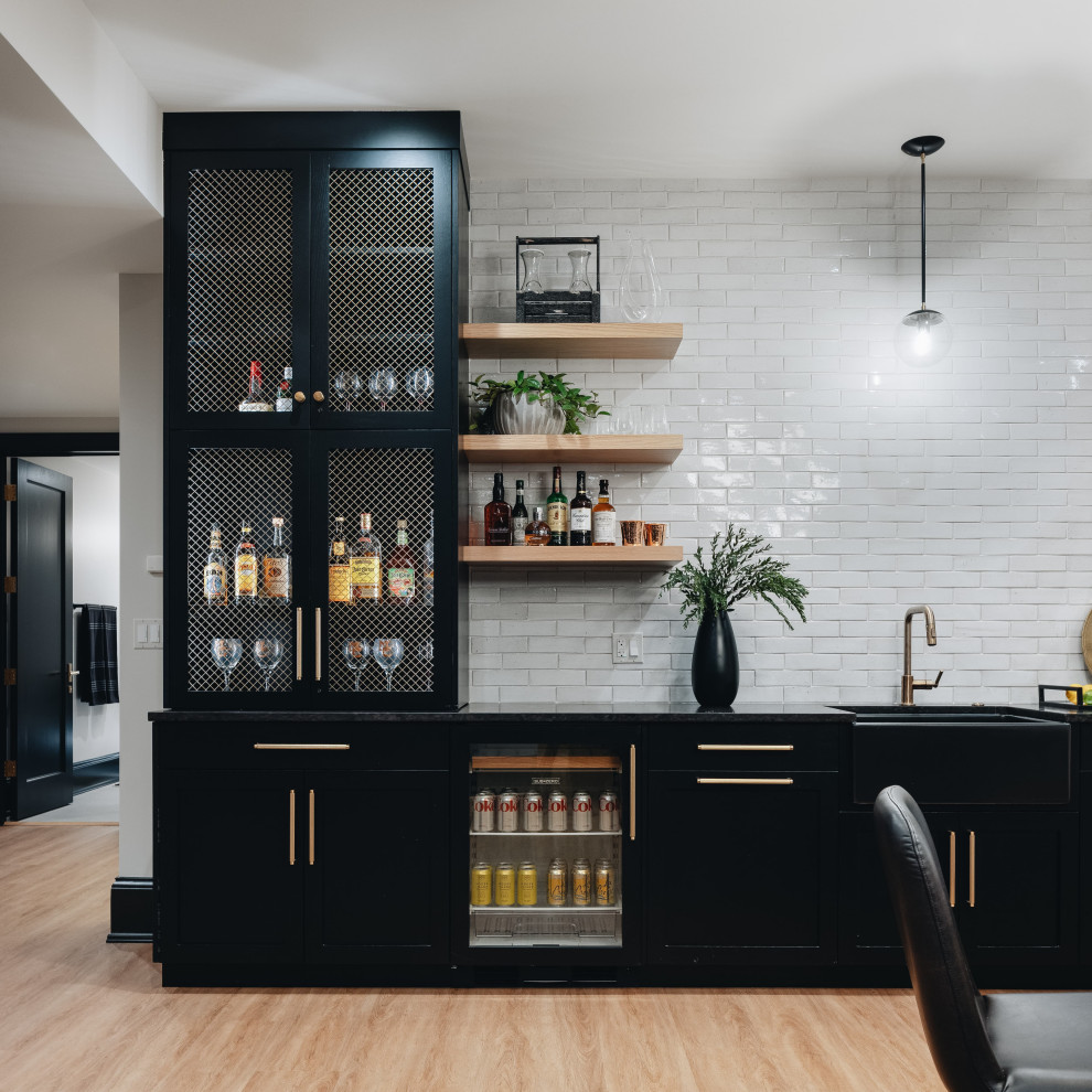 Foto de bar en casa clásico renovado grande con suelo de madera clara y suelo marrón