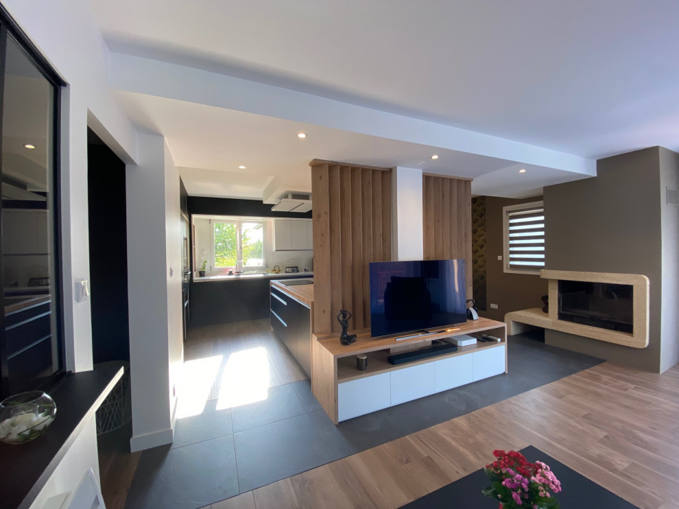 Стильный дизайн: открытая гостиная комната среднего размера в современном стиле с бежевыми стенами, отдельно стоящим телевизором и многоуровневым потолком - последний тренд