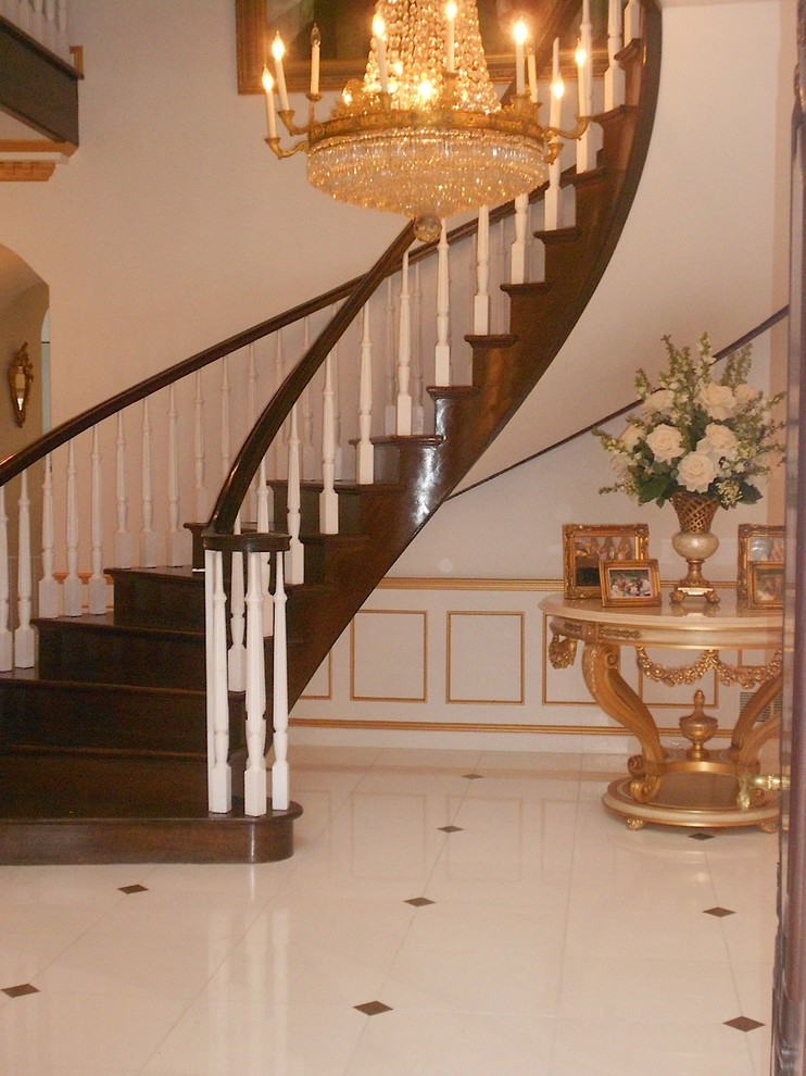 Design ideas for a mid-sized traditional staircase in New York.