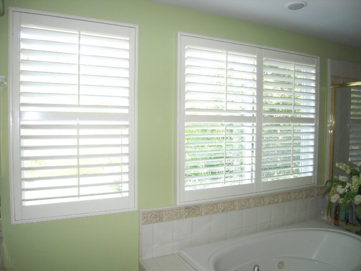 Transitional home design photo in Orange County