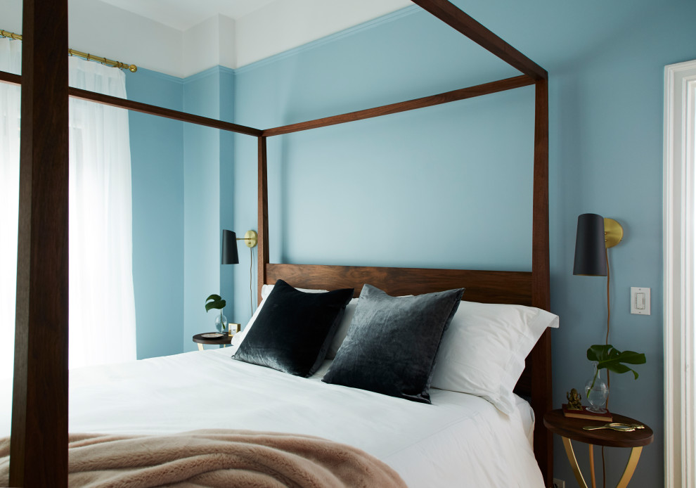 Пример оригинального дизайна: хозяйская спальня среднего размера, в белых тонах с отделкой деревом в стиле ретро с синими стенами, паркетным полом среднего тона, коричневым полом и тюлем