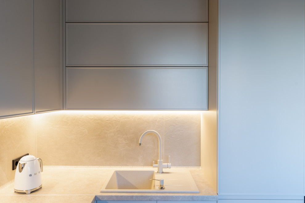 Монохромная кухня до потолка с интересными решениями