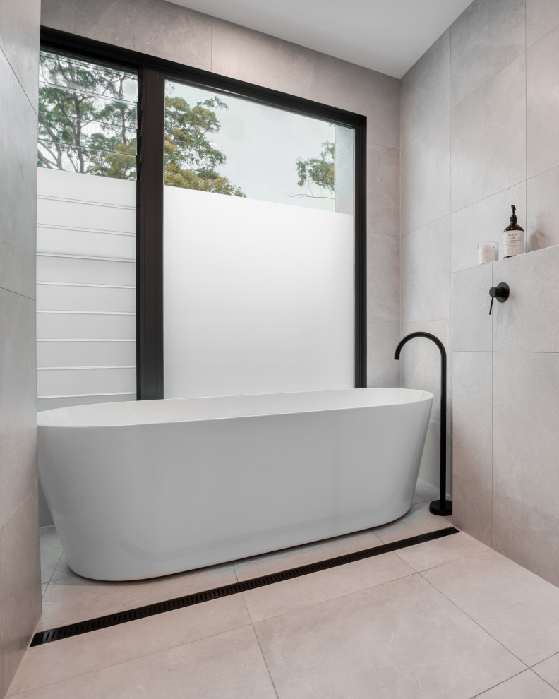 Modernes Badezimmer En Suite mit freistehender Badewanne und Nasszelle in Sunshine Coast