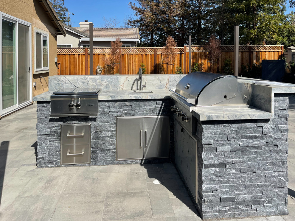Outdoor Kitchen, Putting Green & Fire Pit