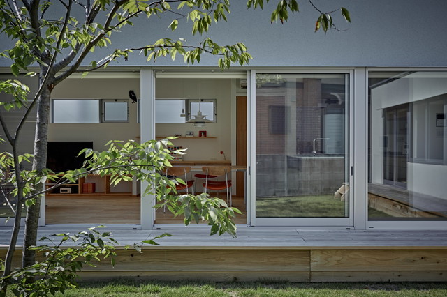 T字の家 contemporaneo-terraza-y-balcon