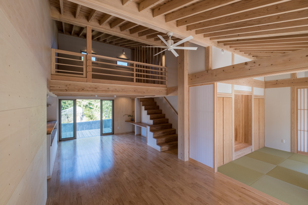 他の地域にあるおしゃれなリビングの写真