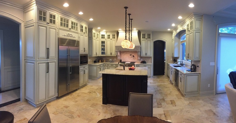 Transitional kitchen photo in Detroit