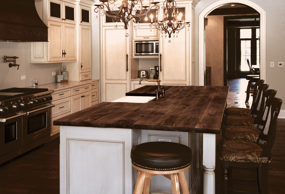 Immagine di una cucina rustica con lavello stile country, ante con riquadro incassato, ante bianche, top in legno, parquet scuro, pavimento marrone, top marrone e travi a vista