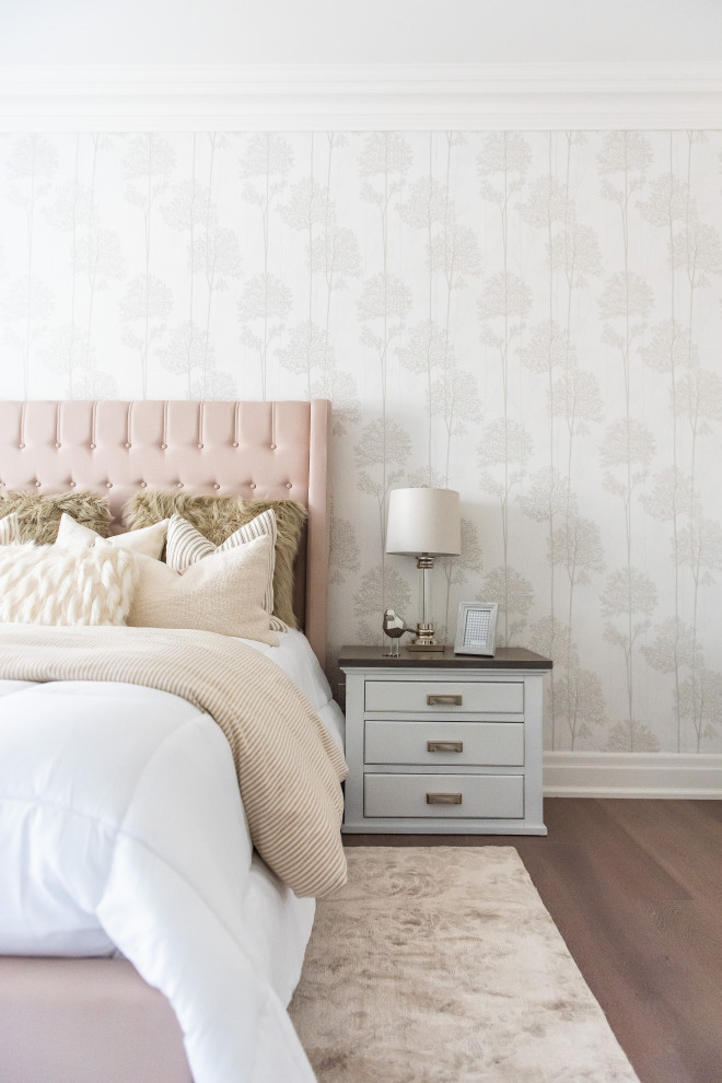 Transitional home design photo in Toronto