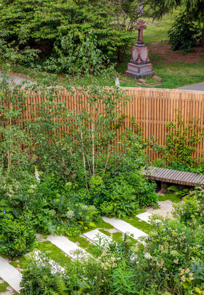 Idéer för mellanstora funkis bakgårdar i delvis sol på sommaren, med en trädgårdsgång och naturstensplattor