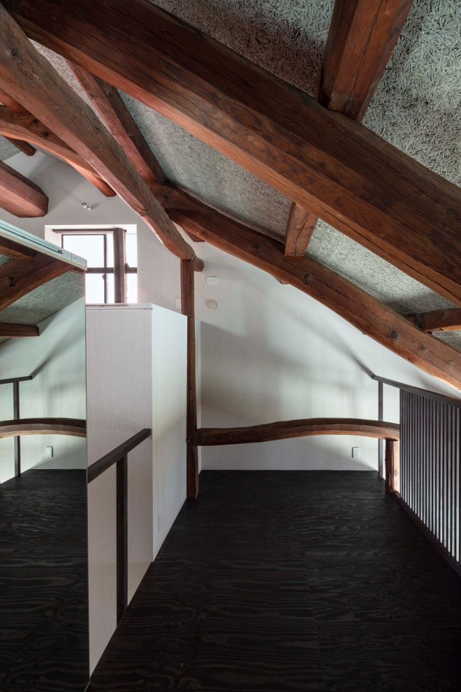 Стильный дизайн: гардеробная комната среднего размера, унисекс в восточном стиле с светлыми деревянными фасадами, полом из фанеры, черным полом и деревянным потолком - последний тренд