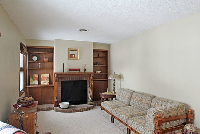 Example of a transitional home design design in Cedar Rapids