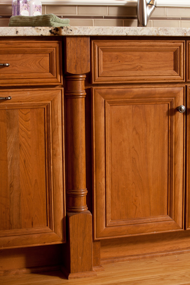 Transitional kitchen photo in Cincinnati
