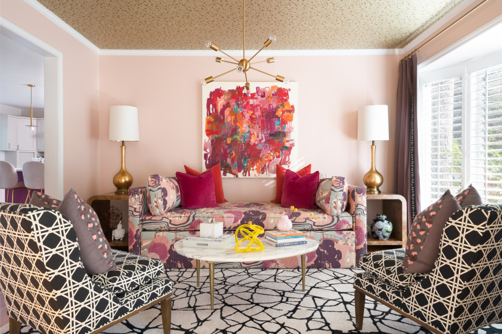 Esempio di un soggiorno chic con pareti rosa, pavimento in legno massello medio e soffitto in carta da parati