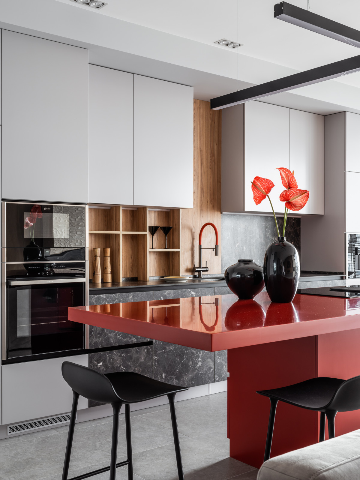 Фото реализованного проекта в современном стиле с яркими акцентами