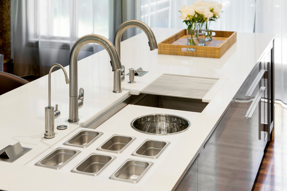 Transitional kitchen photo in Minneapolis