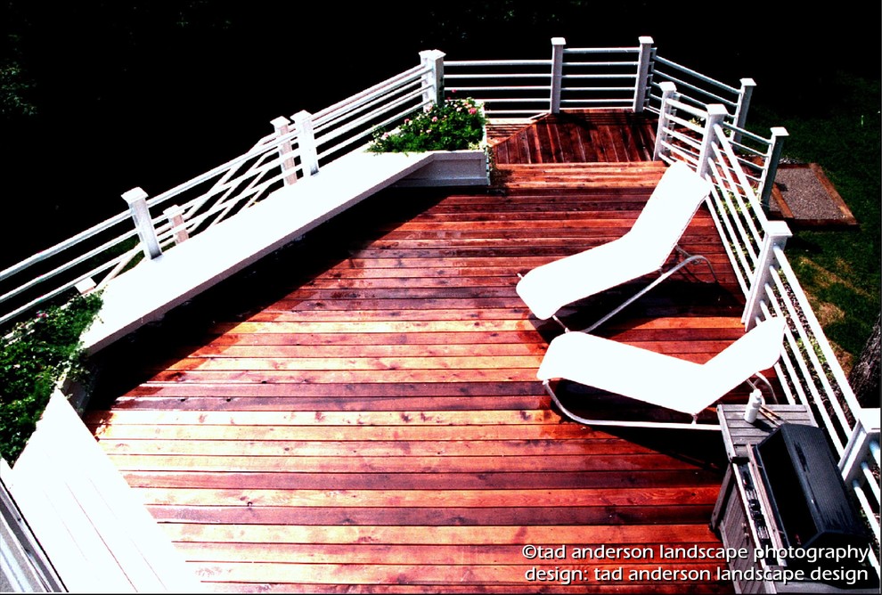 Photo of a modern backyard deck in Minneapolis with a container garden.