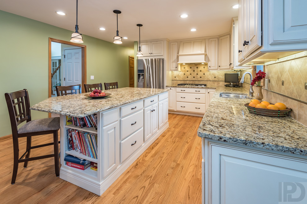 Inspiration for a transitional kitchen remodel in Chicago