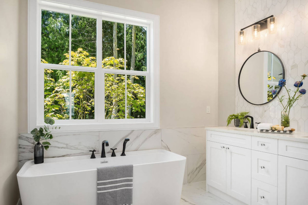 Foto på ett mellanstort vit badrum med dusch, med skåp i shakerstil, skåp i ljust trä, ett fristående badkar, porslinskakel, beige väggar, klinkergolv i porslin, ett undermonterad handfat, bänkskiva i kvartsit och vitt golv